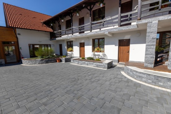 Amenajare curte pensiune, pavele Dreptunghi D4, D2, Patrat P3, Dublu T, culoare gri ciment