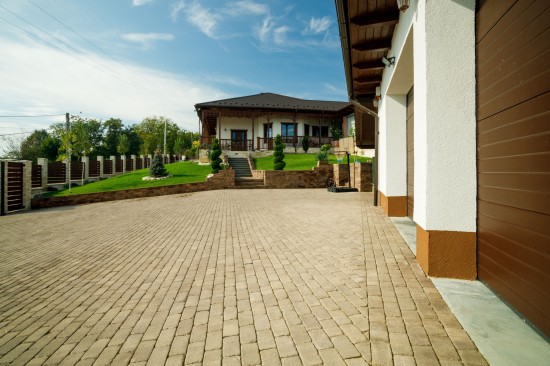 Acces curte si parcare, pavele Antico D2, Jardiniera realizata din Borduri B8 Antico, Blocuri zid, Elemente treapta