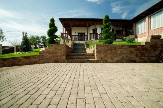 Acces curte si parcare, pavele Antico D2, Jardiniera realizata din Borduri B8 Antico, Blocuri zid, Elemente treapta