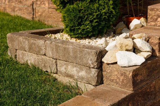 Acces curte si parcare, pavele Antico D2, Jardiniera realizata din Borduri B8 Antico, Blocuri zid, Elemente treapta