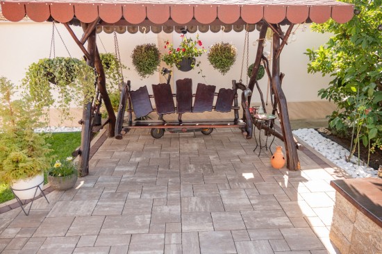Curte si zona de relaxare, pavele Decora, Gard Siena, Banca din Blocuri de zid Siena, Masa realizata din Conic Antico