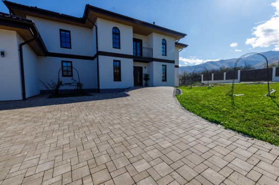 Amenajare curte, pavele Anima D2, P3, culoare cafe, Palisade Siena, culoare alb-crem