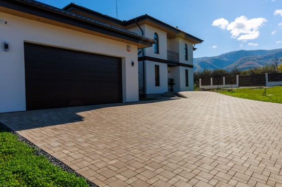 Amenajare curte, pavele Anima D2, P3, culoare cafe, Palisade Siena, culoare alb-crem