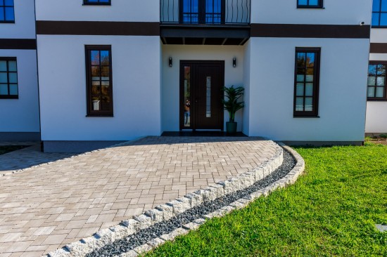 Amenajare curte, pavele Anima D2, P3, culoare cafe, Palisade Siena, culoare alb-crem