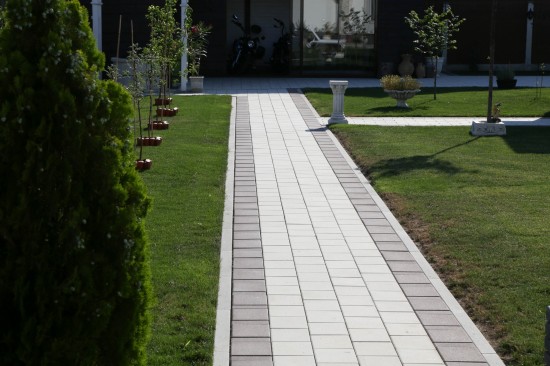 Amenajare curte, pavele Dreptunghi D4, culoare alb-crem, Banca Resto