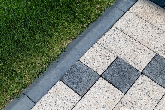 Amenajare curte, pavele Umbra D10, culoare alb-crem