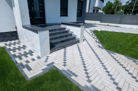 Amenajare curte, pavele Umbra D10, culoare alb-crem