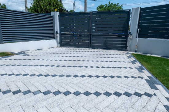 Amenajare curte, pavele Umbra D10, culoare alb-crem