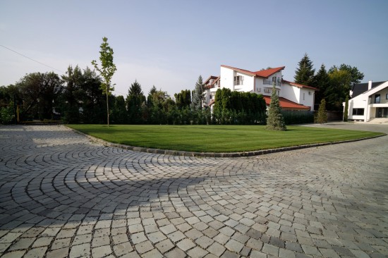 Amenajare curte, Piatra andezit Albini 10x10 cm, cu o fata taiata, Borduri andezit 20x12x12 cm