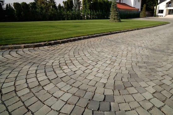 Amenajare curte, Piatra andezit Albini 10x10 cm, cu o fata taiata, Borduri andezit 20x12x12 cm