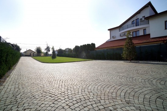 Amenajare curte, Piatra andezit Albini 10x10 cm, cu o fata taiata, Borduri andezit 20x12x12 cm