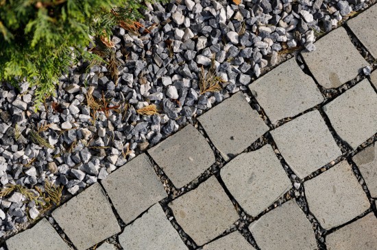 Amenajare curte, Piatra andezit Albini 10x10 cm, cu o fata taiata, Borduri andezit 20x12x12 cm