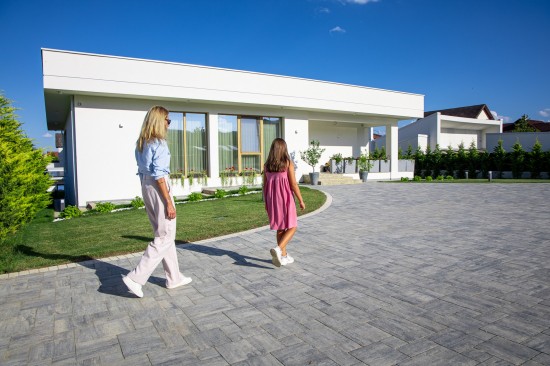 Amenajare rezidentiala, pavale Decora, Cortina D7, culoare tempo, Palisade Rustic, culoare alb-crem