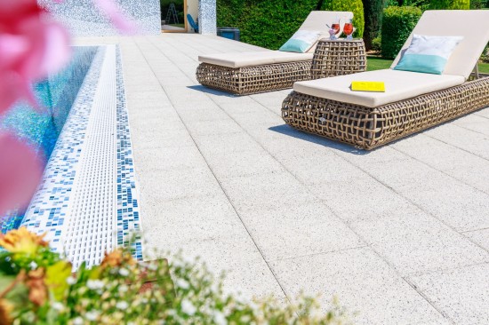Piscina, pavele Umbra P4, culoare alb-crem