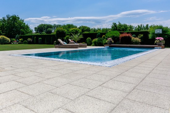 Piscina, pavele Umbra P4, culoare alb-crem
