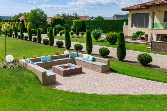 Alei curte rezidentiala si living in gradina, dale Solero Natura, Maris Antico, Focar Quadra, Banca din D6 Antico