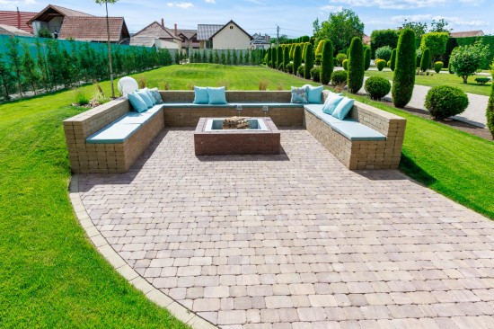 Alei curte rezidentiala si living in gradina, dale Solero Natura, Maris Antico, Focar Quadra, Banca din D6 Antico