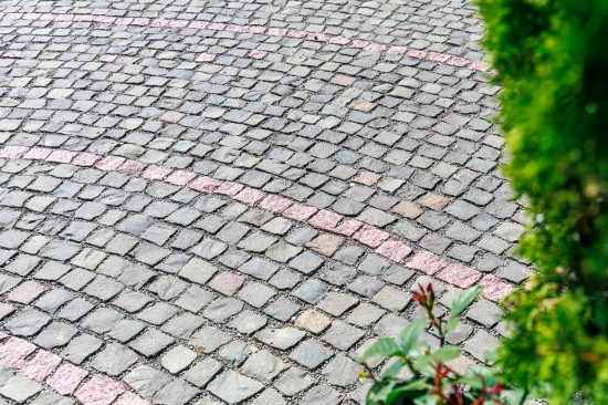 Manastire Gabud, Piatra cubica, Placi andezit Albini fiamate