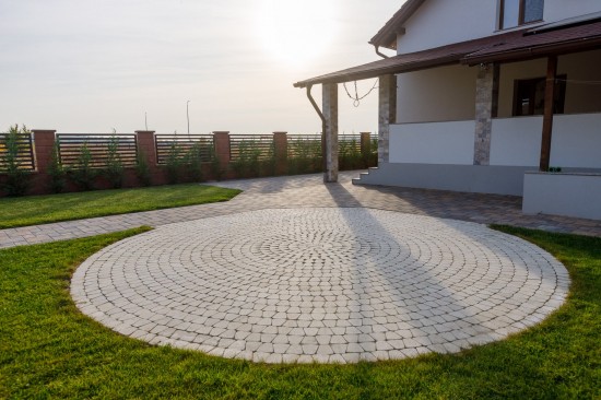 Amenajare curte, pavele Fantasia, Borduri B16, rond realizat din pavele Conic Antico